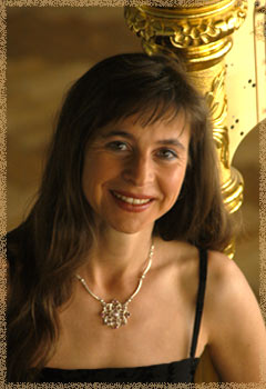 <b>Katja Holler</b>, geboren im Bayerischen Wald, studierte Harfe - evita